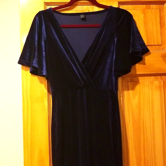 Velvet dress - Picture 1 of 3